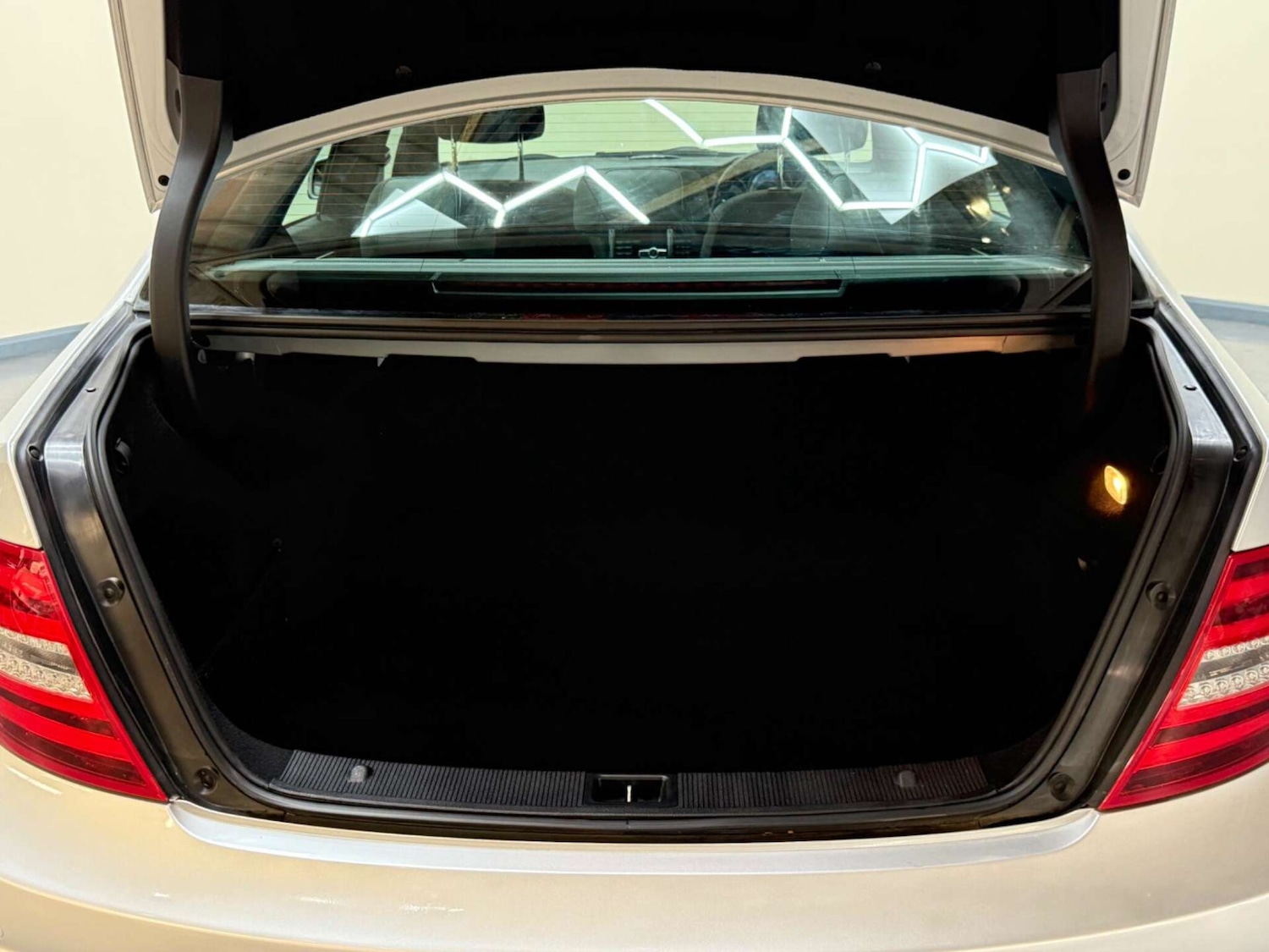 Used Mercedes-Benz C Class 2012 for sale - 76363839: Photo 64