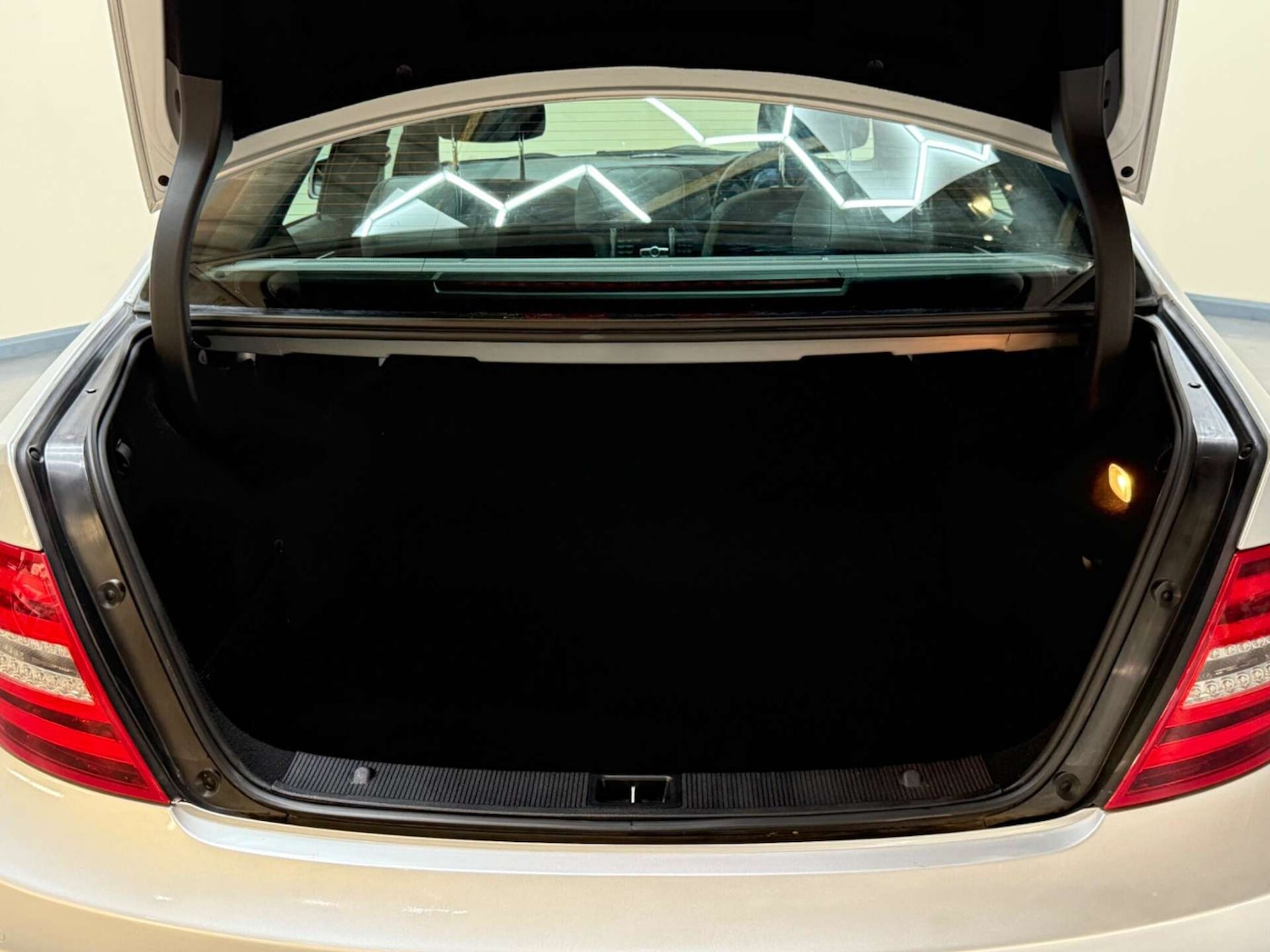 Used Mercedes-Benz C Class 2012 for sale - 76363839: Photo 9