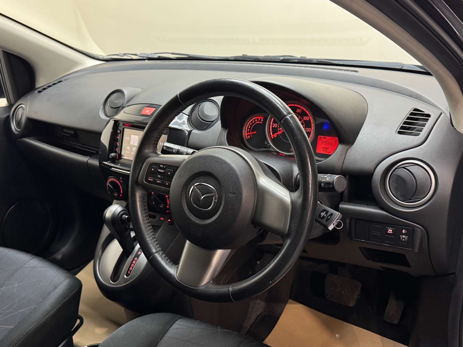 Used Mazda Mazda2 2014 for sale - 77355491: Photo 15