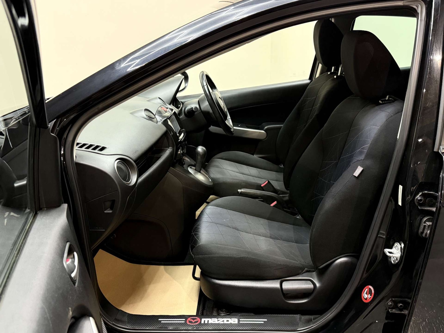 Used Mazda Mazda2 2014 for sale - 77355491: Photo 4