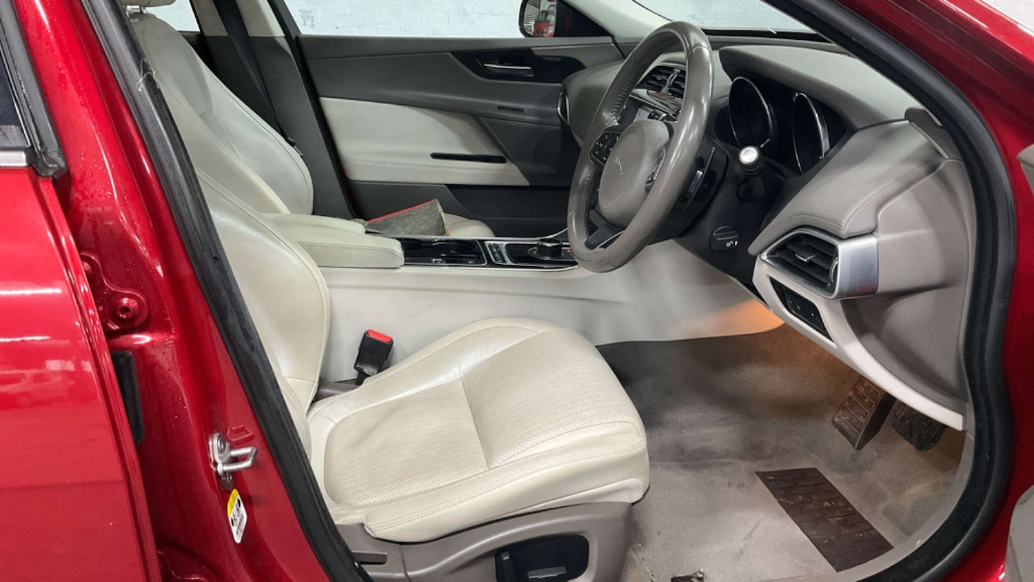 Used Jaguar XE 2017 for sale - 77378353: Photo 4