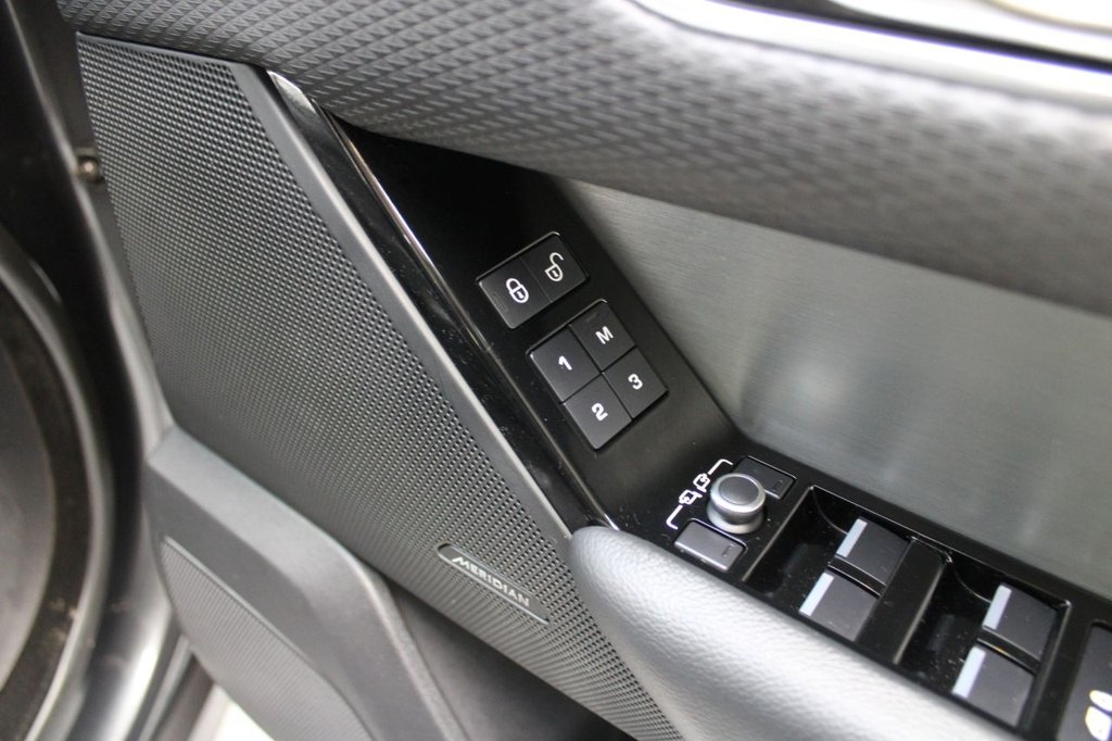 Used Land Rover Range Rover Velar 2018 for sale - 76279737: Photo 37