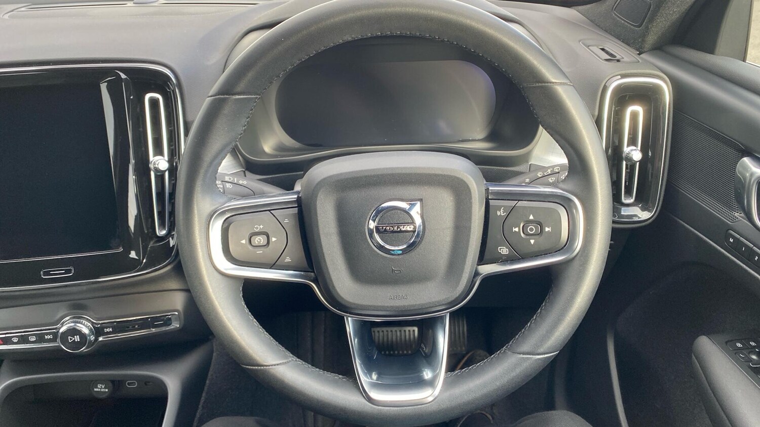 Used Volvo XC40 2023 for sale - 77696116: Photo 37