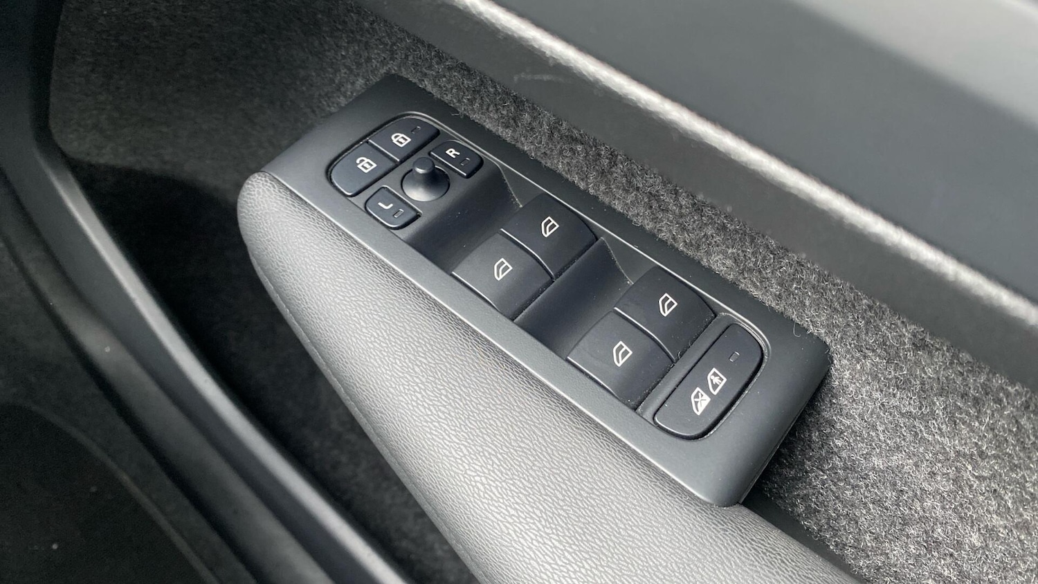 Used Volvo XC40 2024 for sale - 76371359: Photo 25