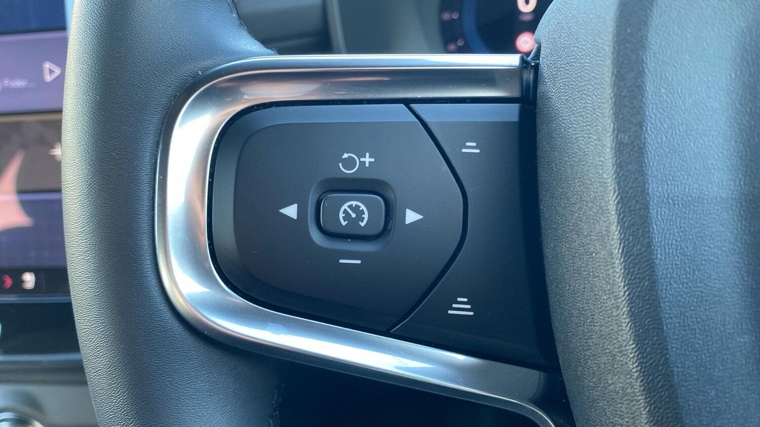 Used Volvo XC40 2023 for sale - 77768928: Photo 21