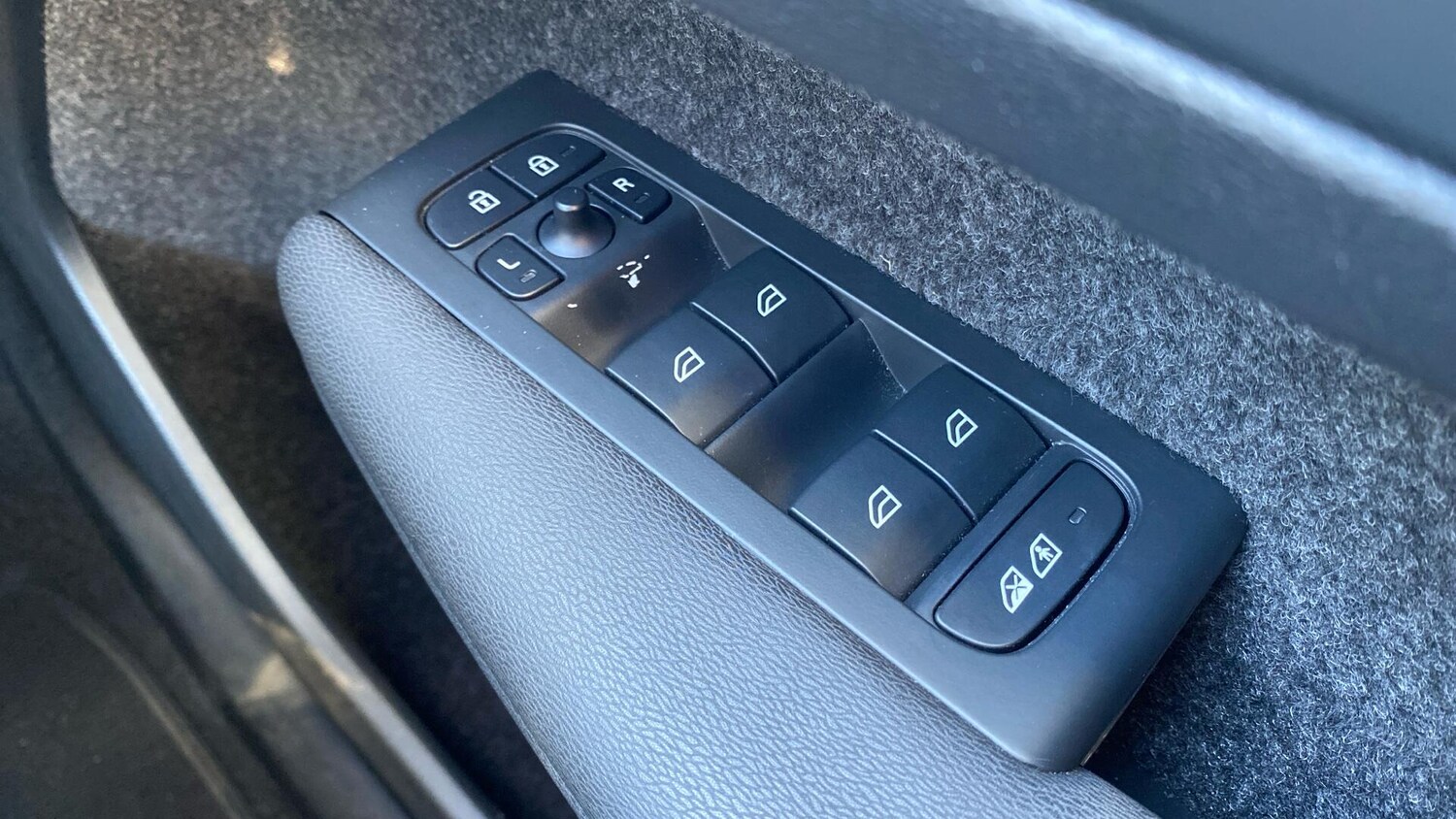 Used Volvo XC40 2023 for sale - 77768928: Photo 24