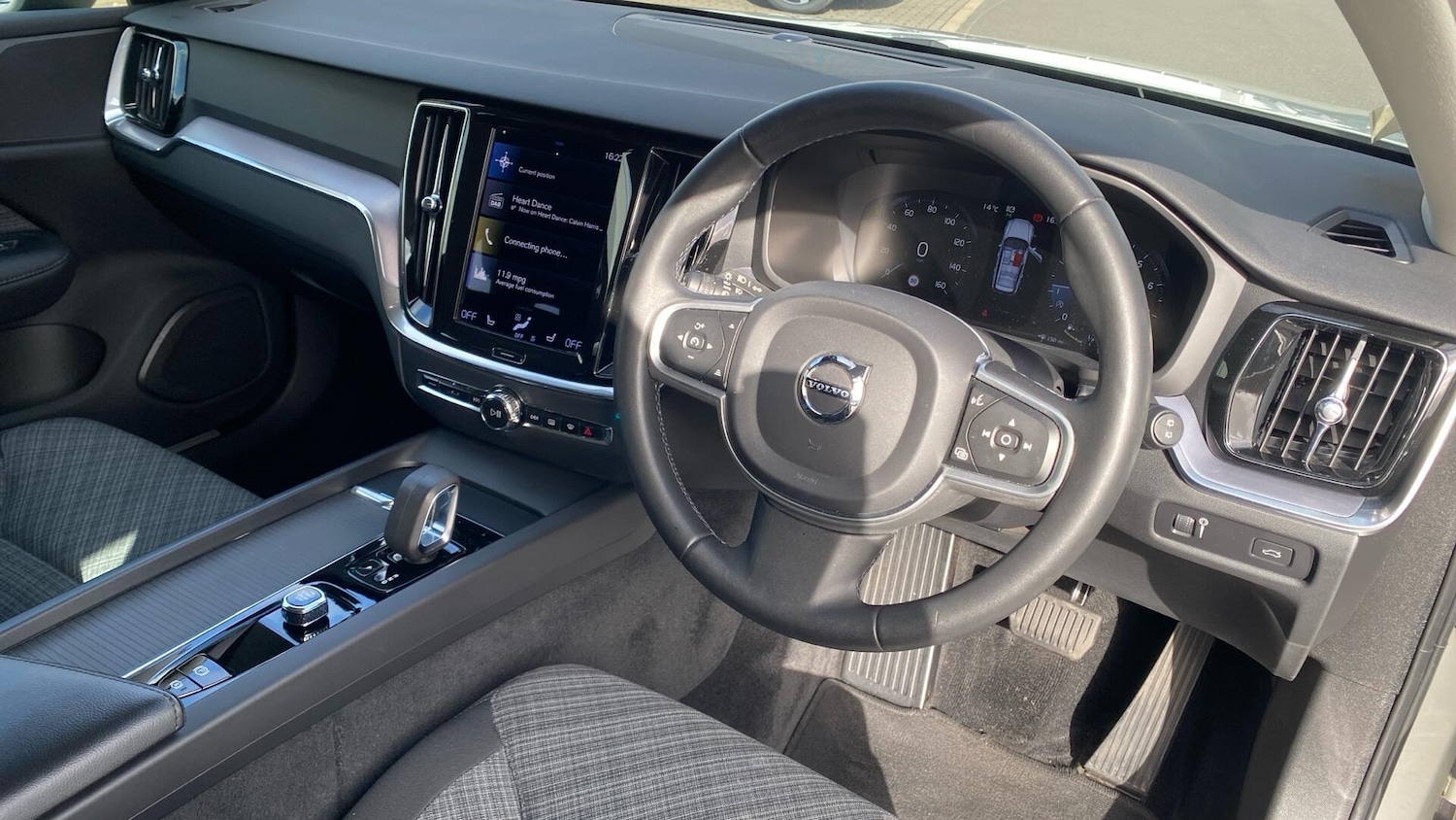 Used Volvo V60 2022 for sale - 78086236: Photo 4