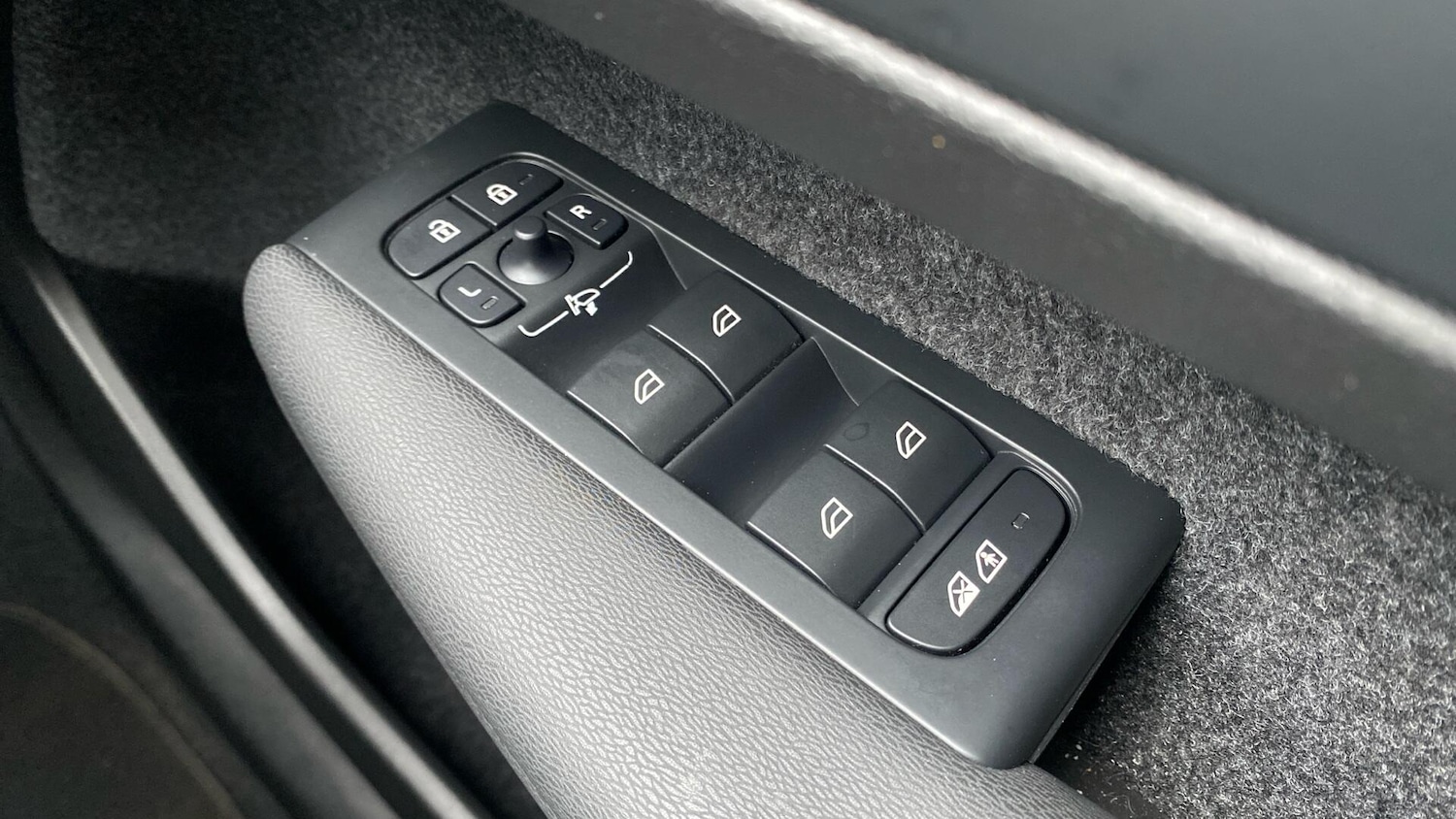 Used Volvo XC40 2023 for sale - 77537142: Photo 65