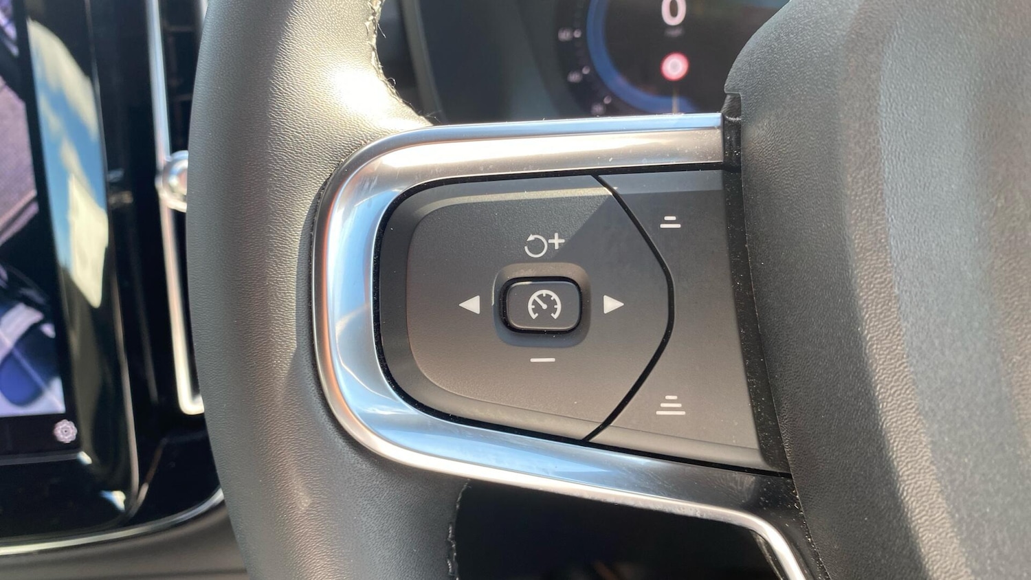 Used Volvo XC40 2023 for sale - 76137639: Photo 21
