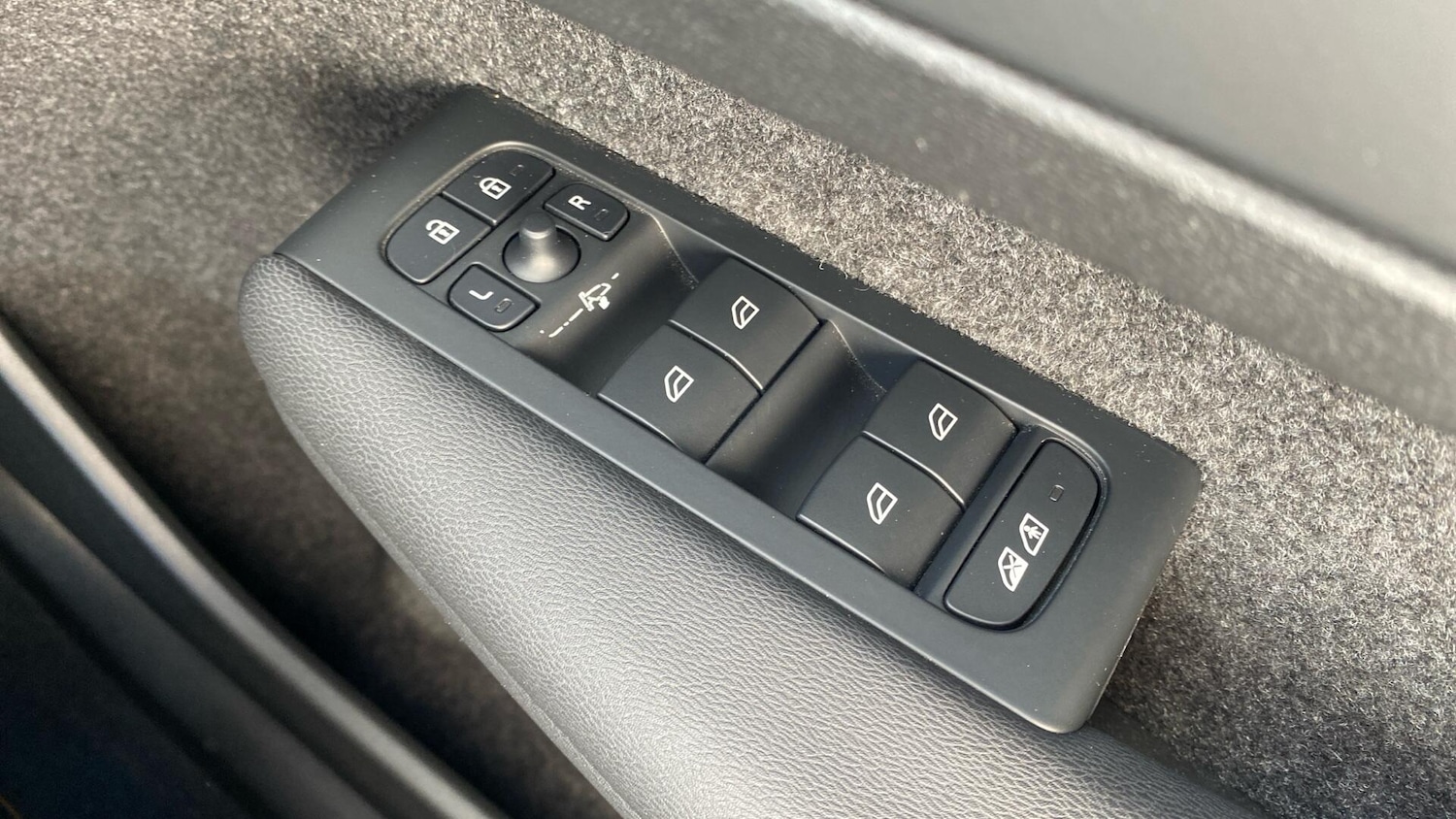 Used Volvo XC40 2023 for sale - 76137639: Photo 24