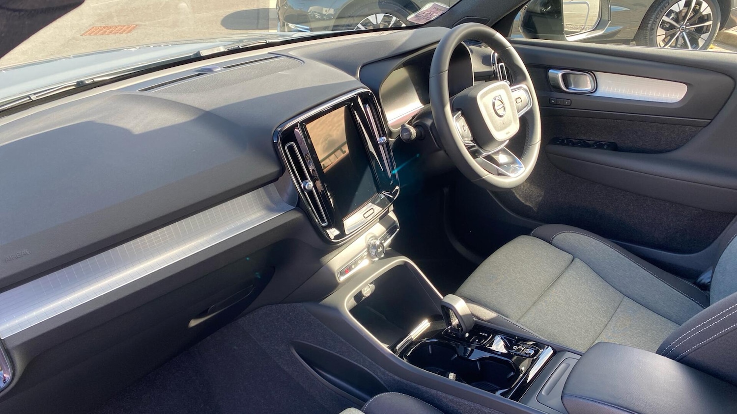 Used Volvo XC40 2023 for sale - 76137639: Photo 39