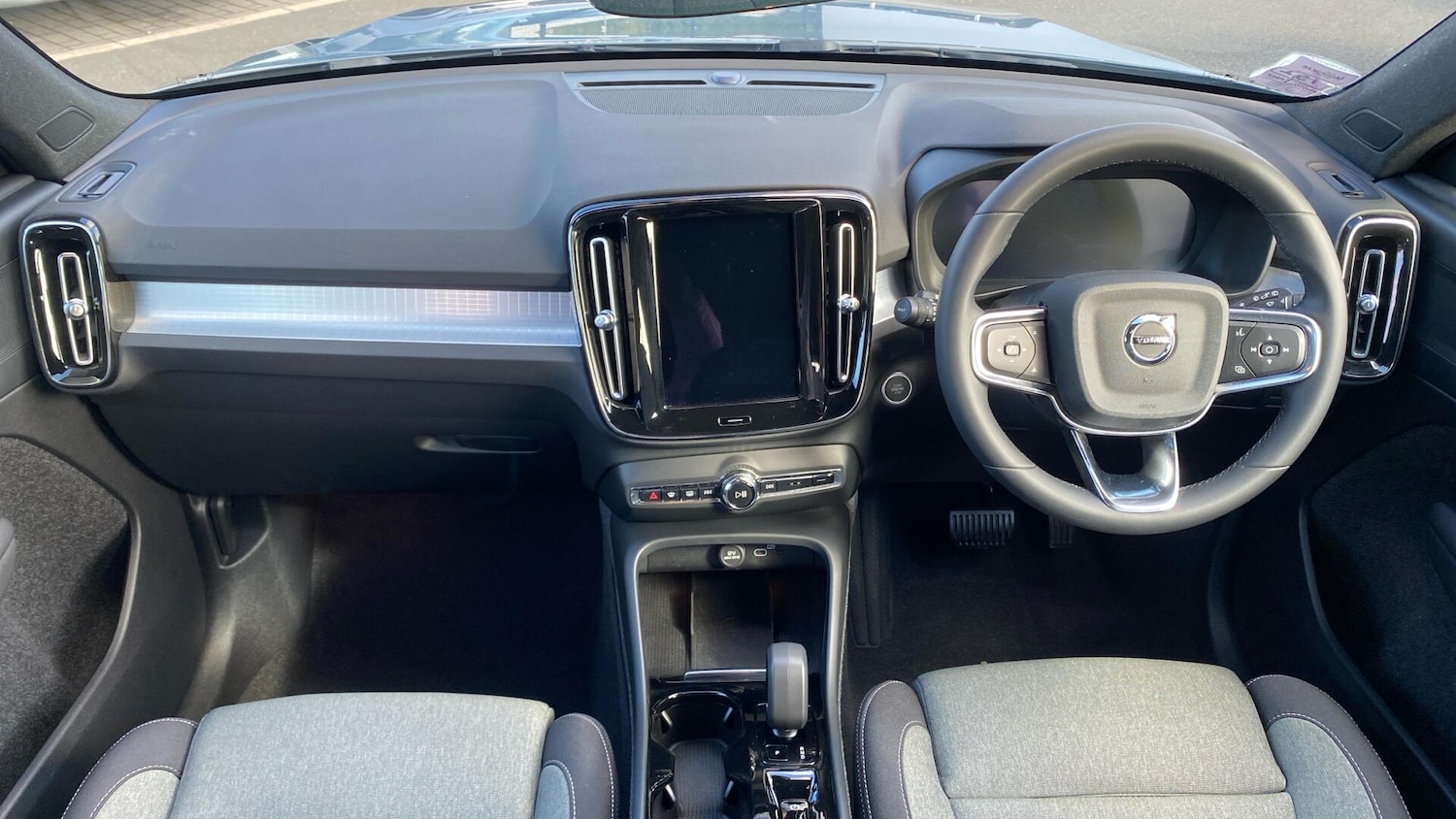 Used Volvo XC40 2023 for sale - 76137639: Photo 5