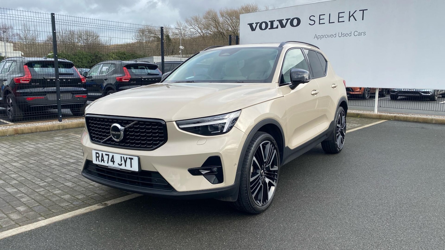 Used Volvo XC40 2025 for sale - 77695690: Photo 4