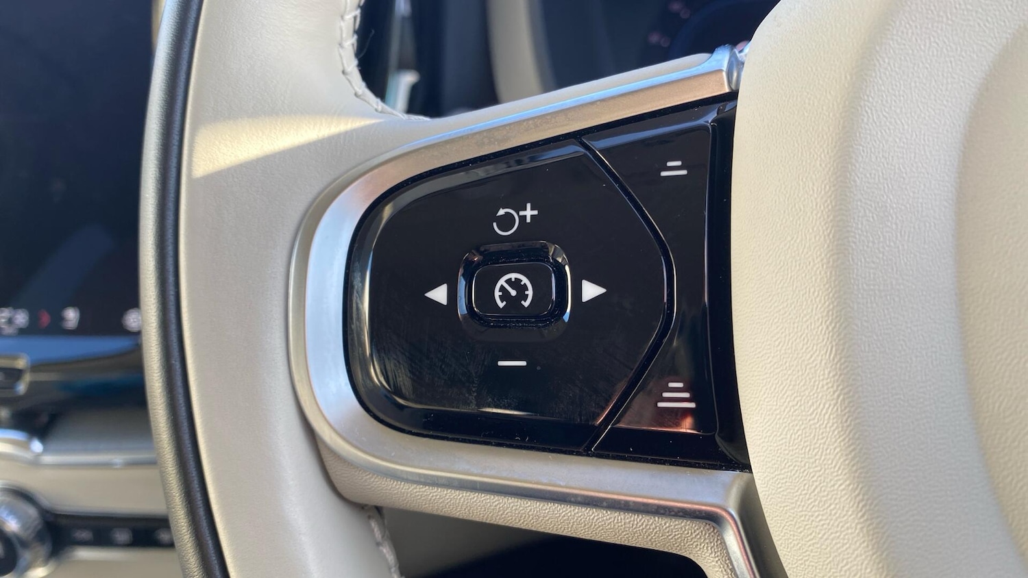 Used Volvo XC60 2023 for sale - 76613100: Photo 21