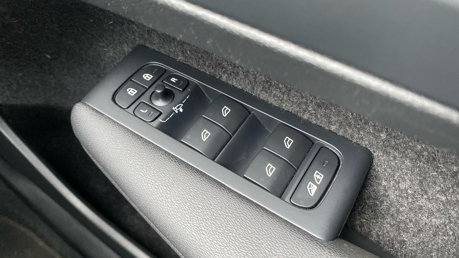 Used Volvo XC40 2023 for sale - 77081405: Photo 41