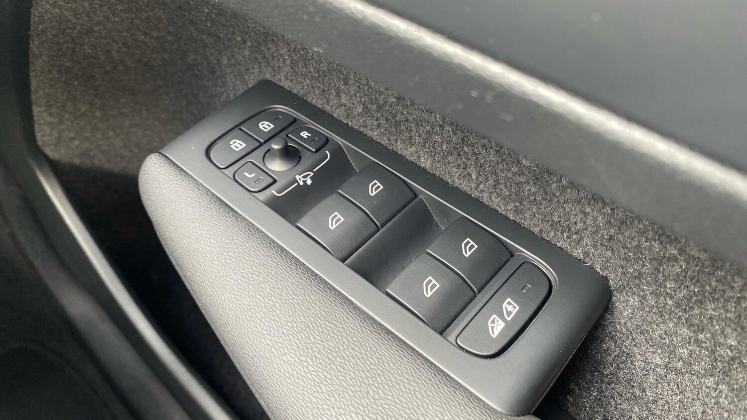 Used Volvo XC40 2023 for sale - 78019520: Photo 24