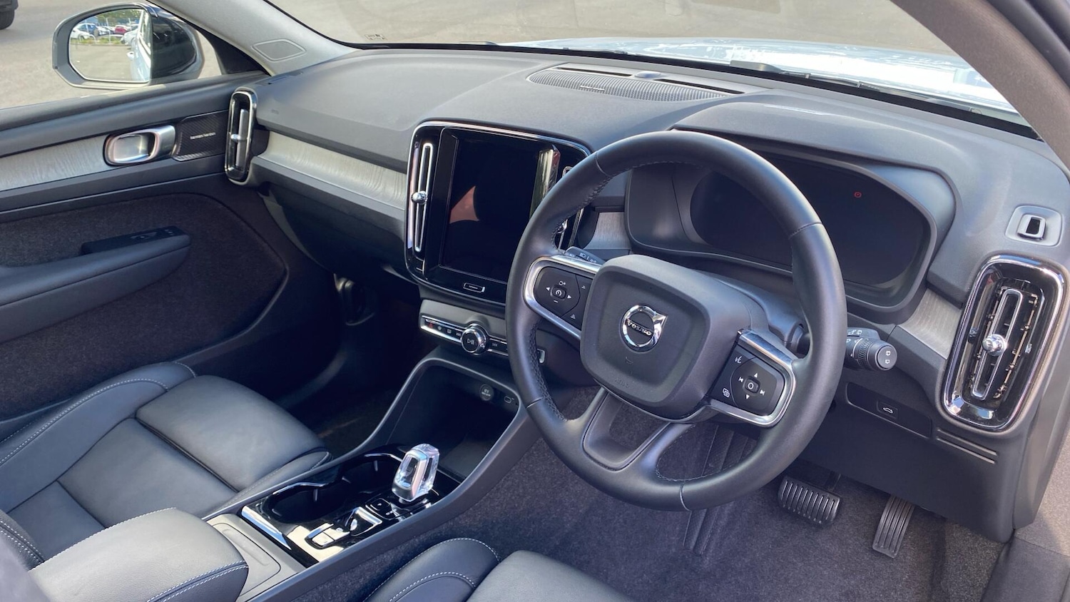 Used Volvo XC40 2025 for sale - 76060391: Photo 4
