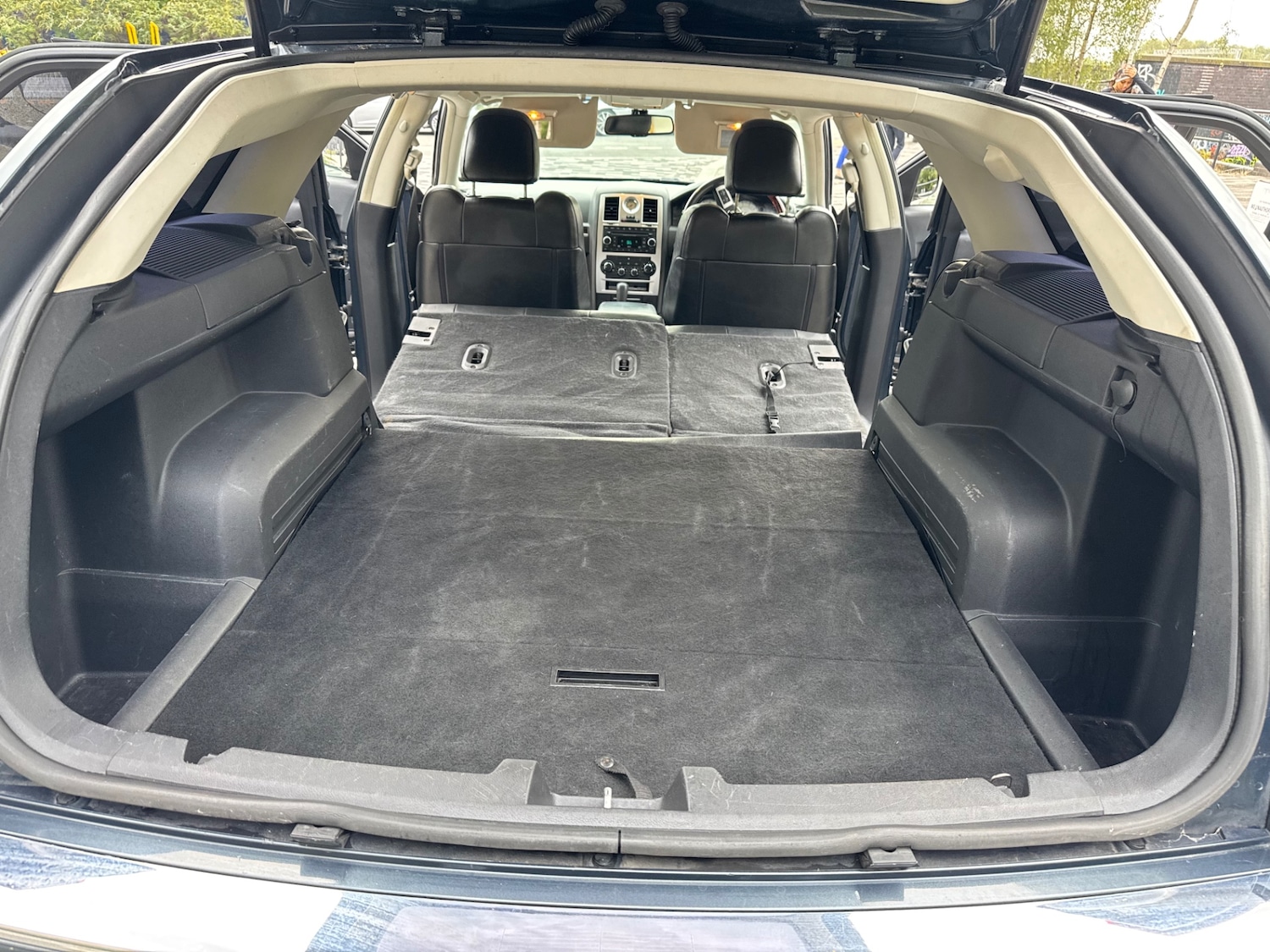 Used Chrysler 300C 2010 for sale - 76149878: Photo 11