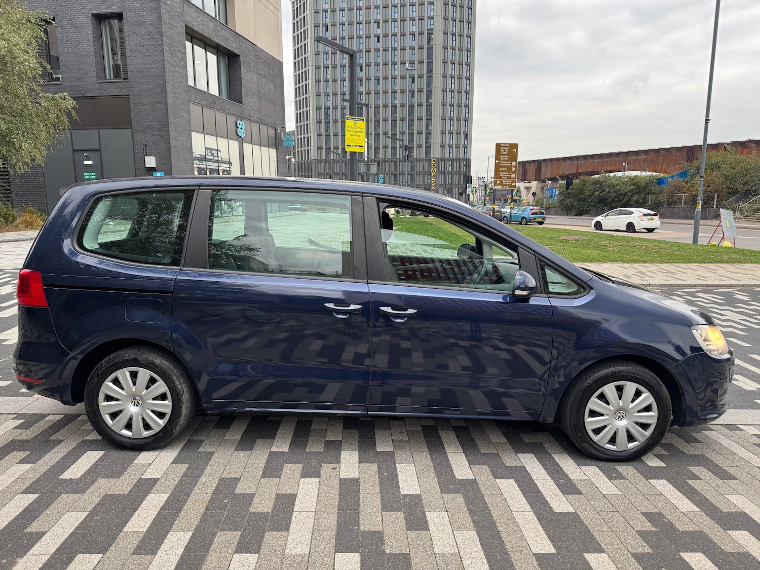 Used Volkswagen Sharan 2011 for sale - 76305835: Photo 3