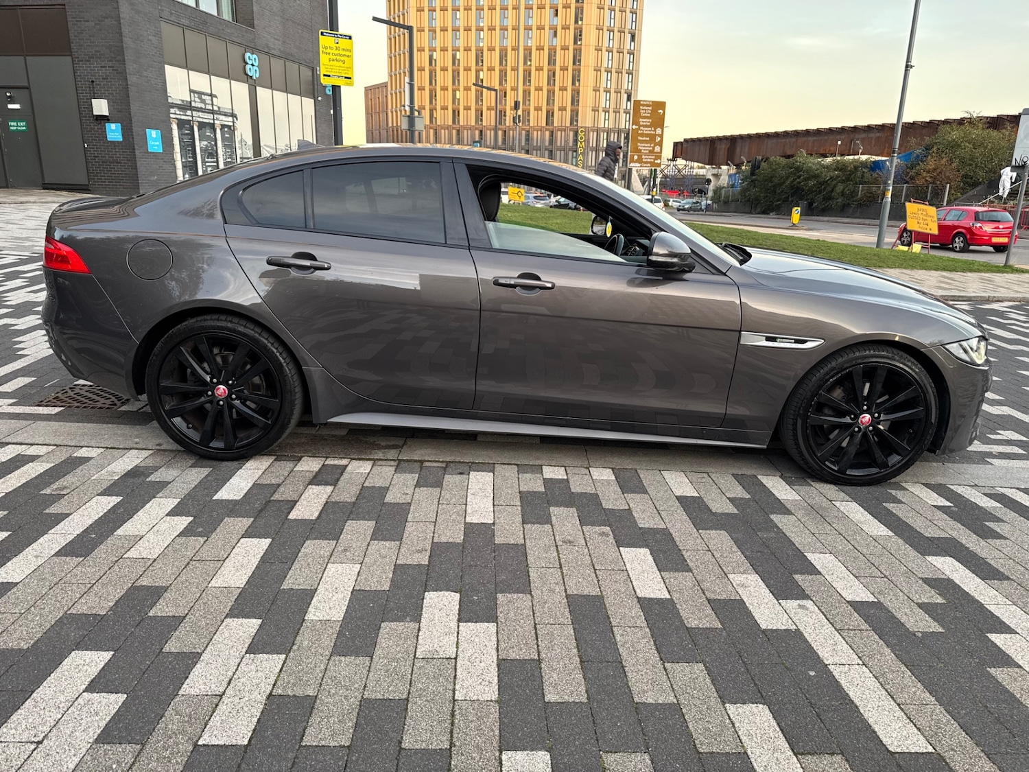 Used Jaguar XE 2016 for sale - 76407752: Photo 3