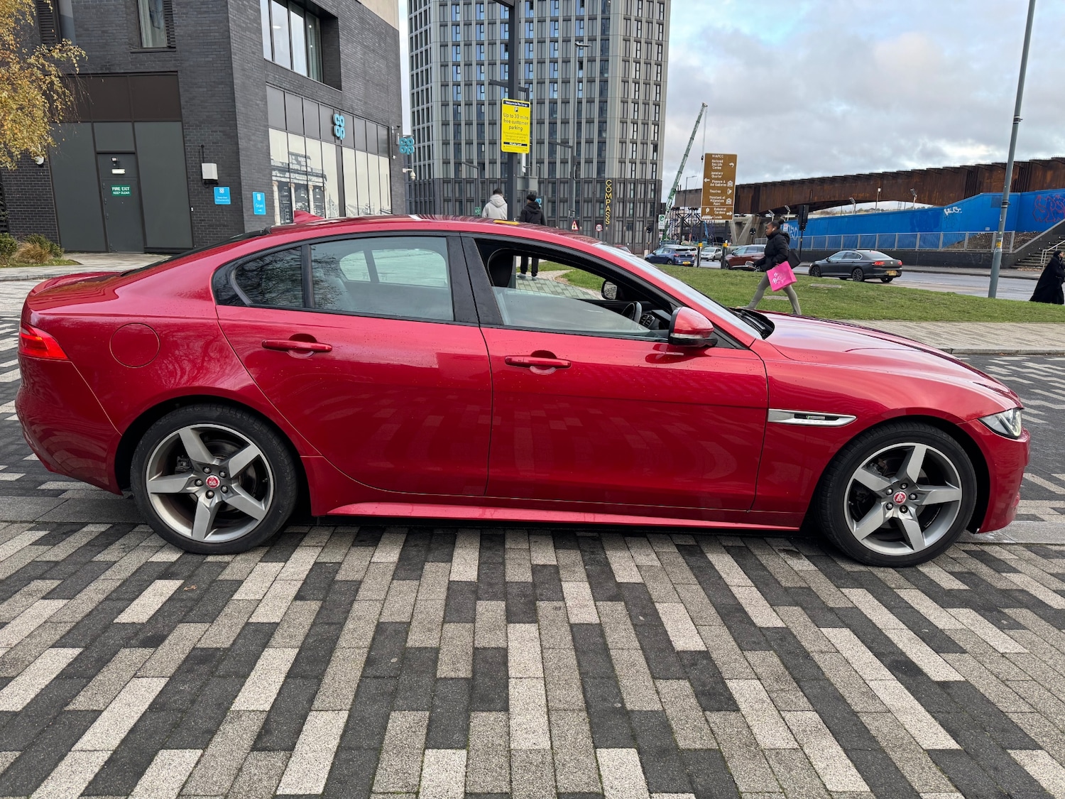 Used Jaguar XE 2015 for sale - 76882858: Photo 3