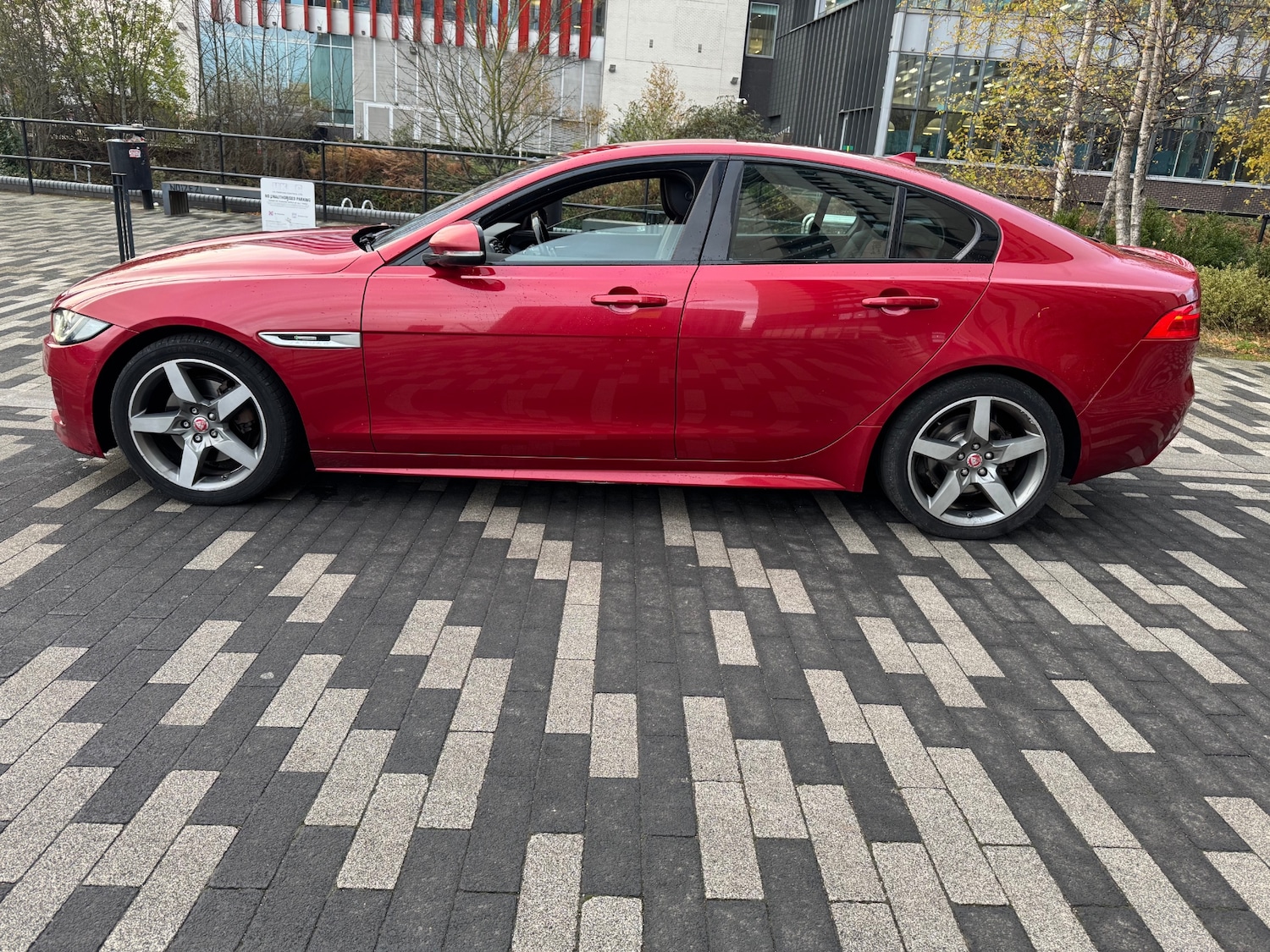 Used Jaguar XE 2015 for sale - 76882858: Photo 5
