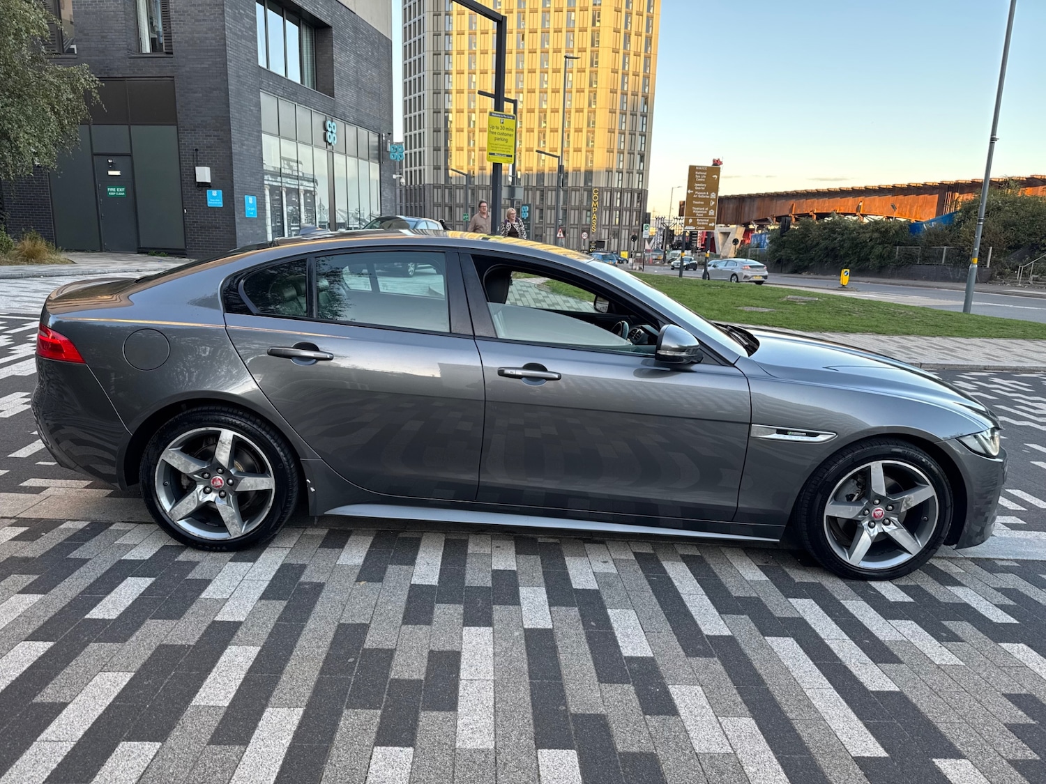 Used Jaguar XE 2015 for sale - 76071439: Photo 3