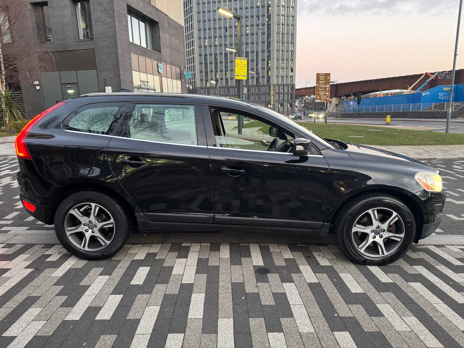 Used Volvo XC60 2011 for sale - 77090238: Photo 3