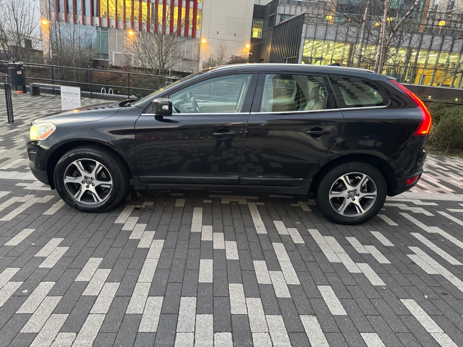 Used Volvo XC60 2011 for sale - 77090238: Photo 5