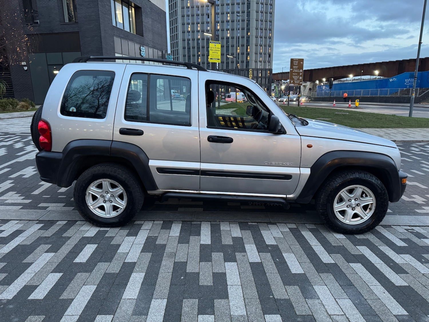 Used Jeep Cherokee 2004 for sale - 76911523: Photo 3