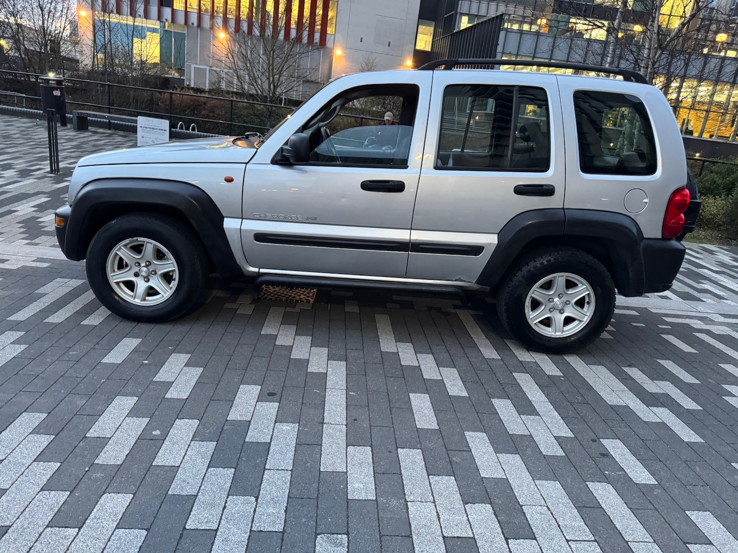 Used Jeep Cherokee 2004 for sale - 76911523: Photo 5