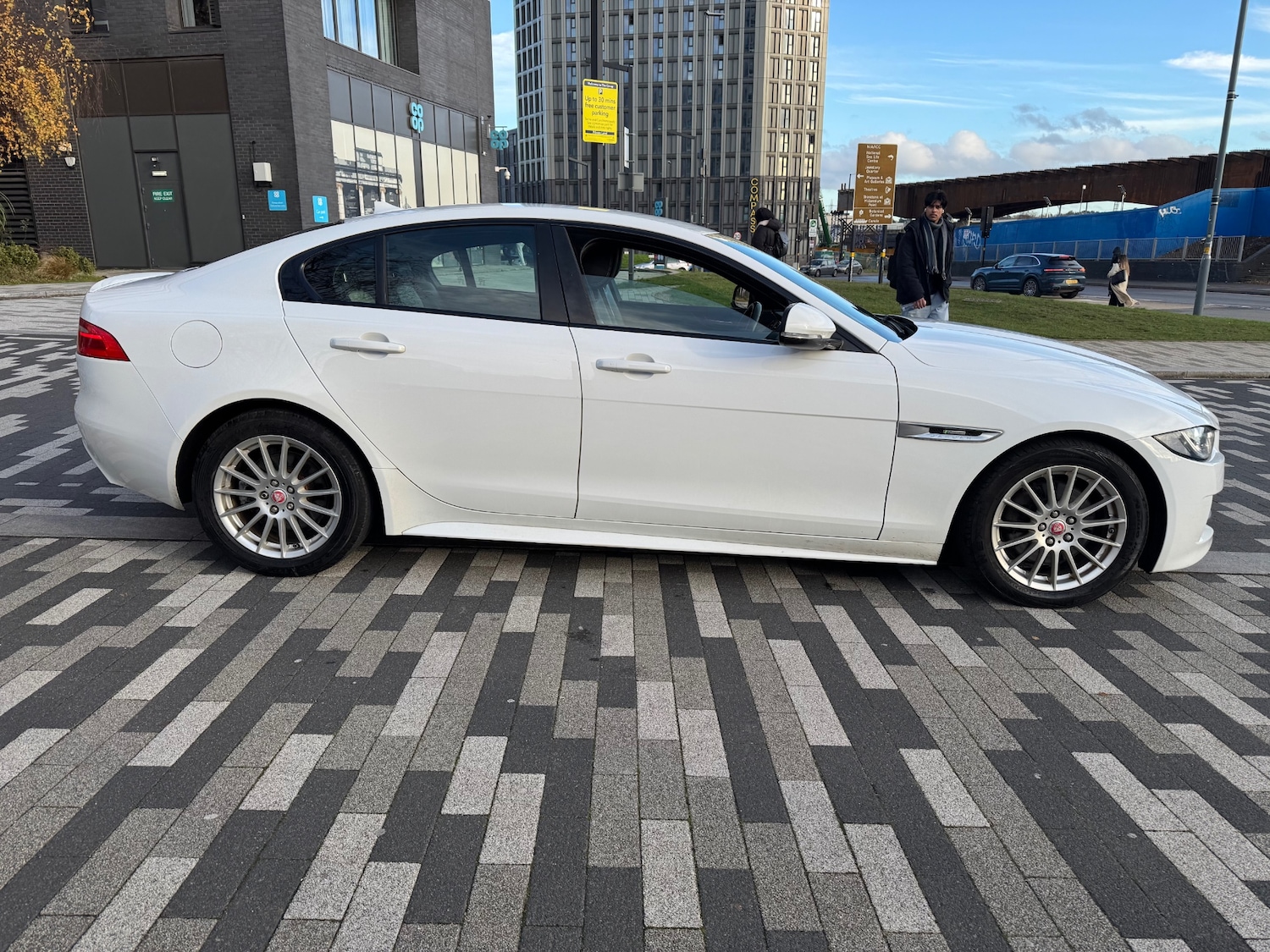 Used Jaguar XE 2015 for sale - 76785488: Photo 3