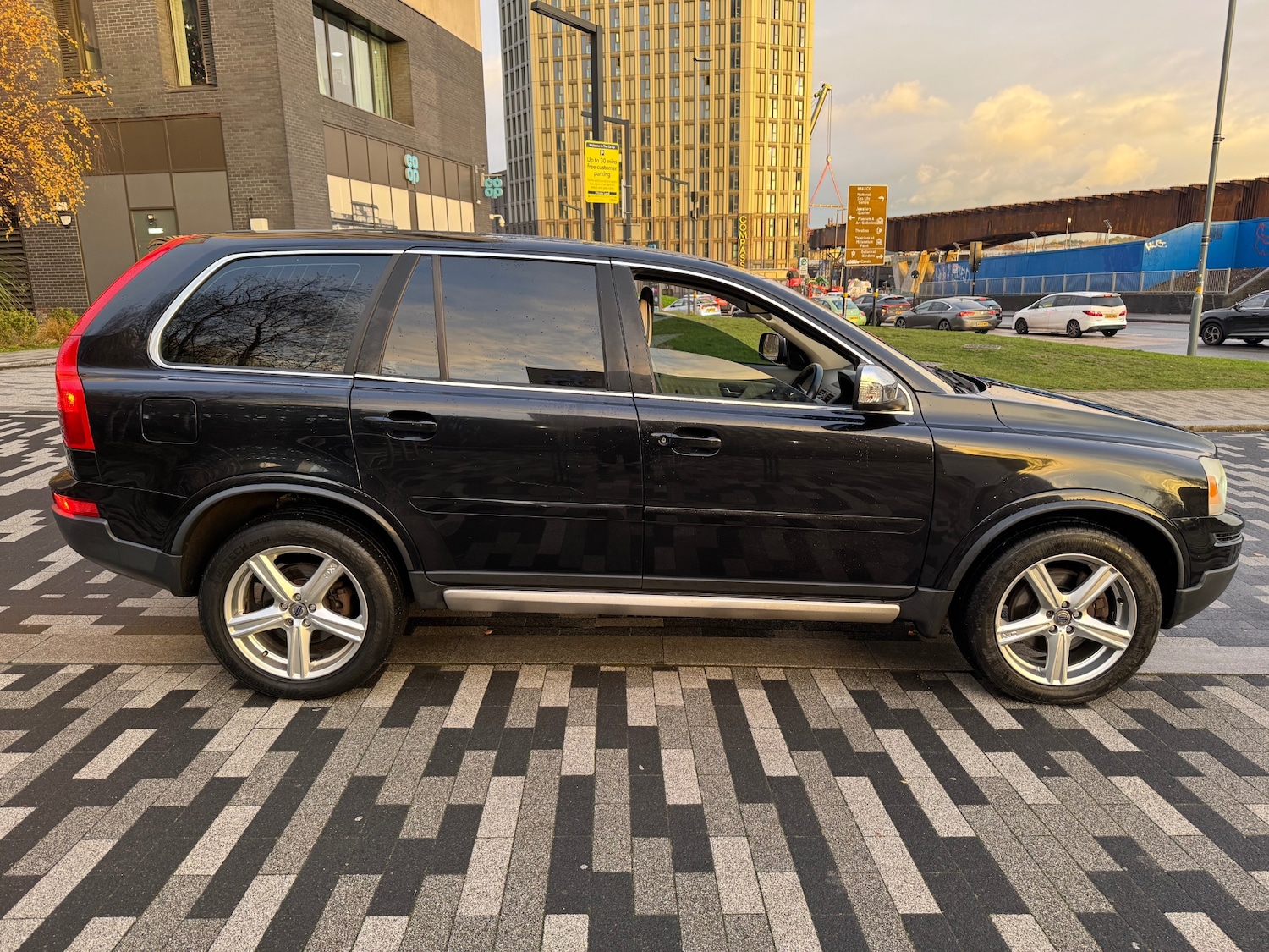 Used Volvo XC90 2010 for sale - 76825786: Photo 3