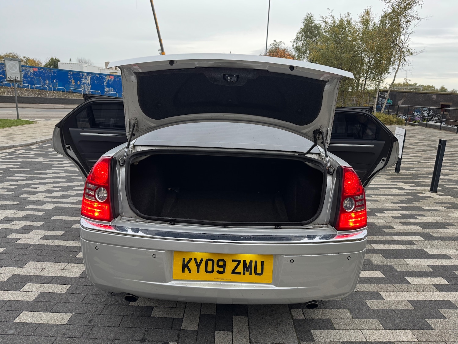 Used Chrysler 300C 2009 for sale - 76418654: Photo 11