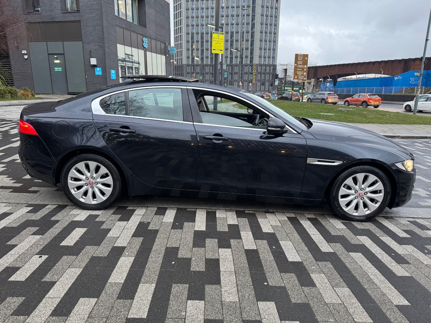 Used Jaguar XE 2015 for sale - 77538680: Photo 3