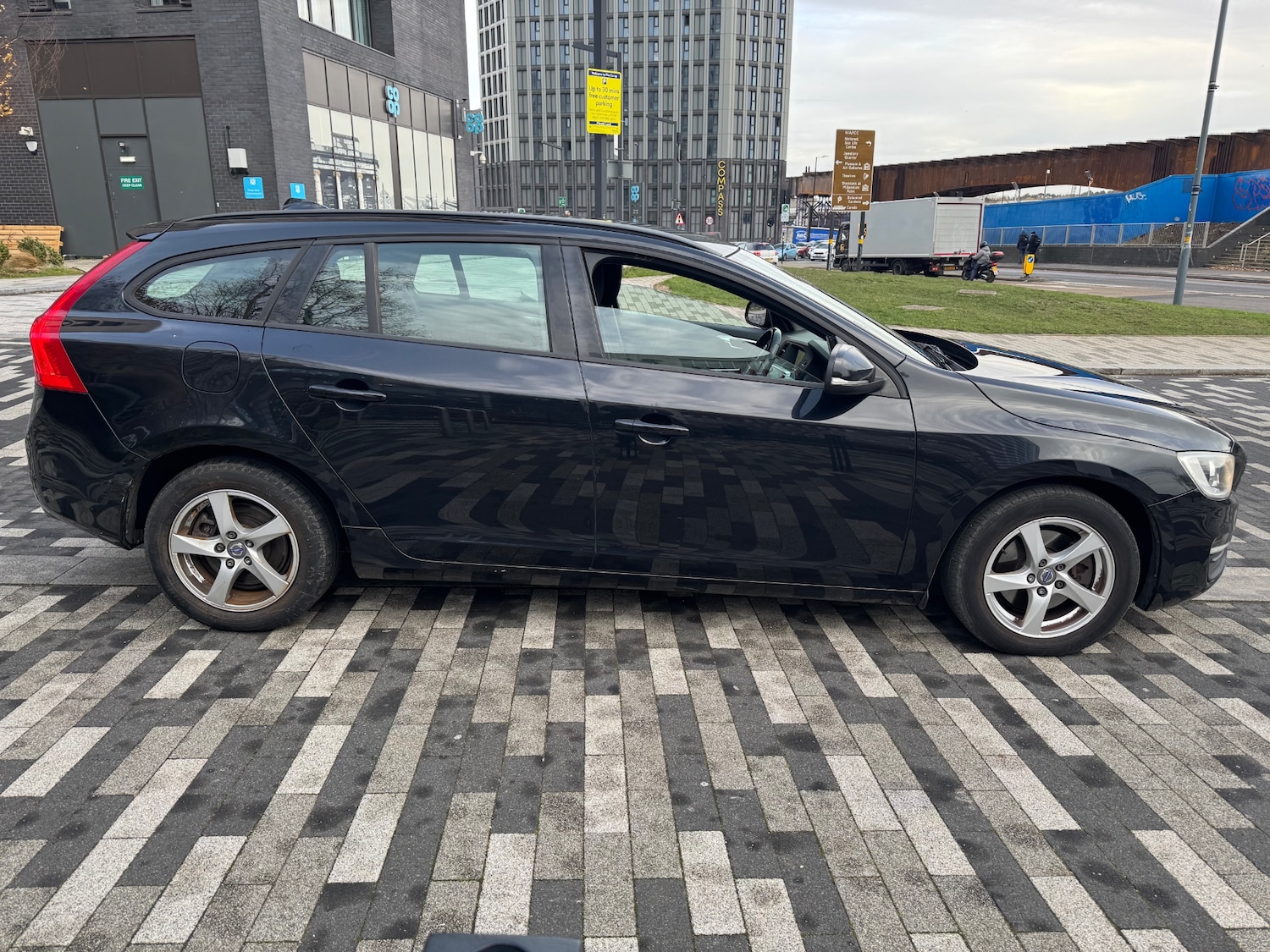 Used Volvo V60 2015 for sale - 76837374: Photo 3