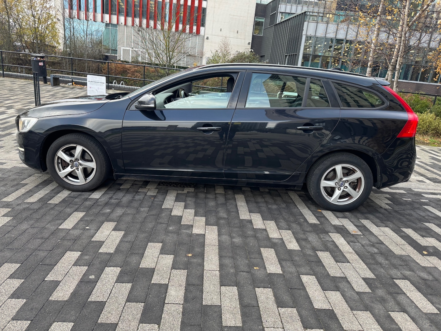 Used Volvo V60 2015 for sale - 76837374: Photo 5