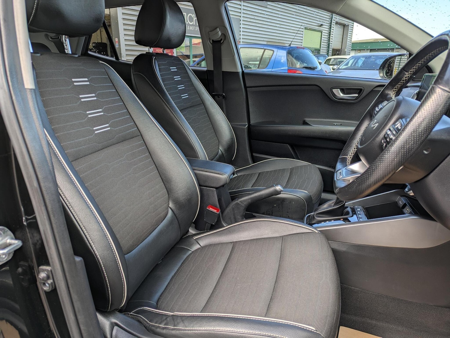 Used Kia Stonic 2023 for sale - 76151832: Photo 11