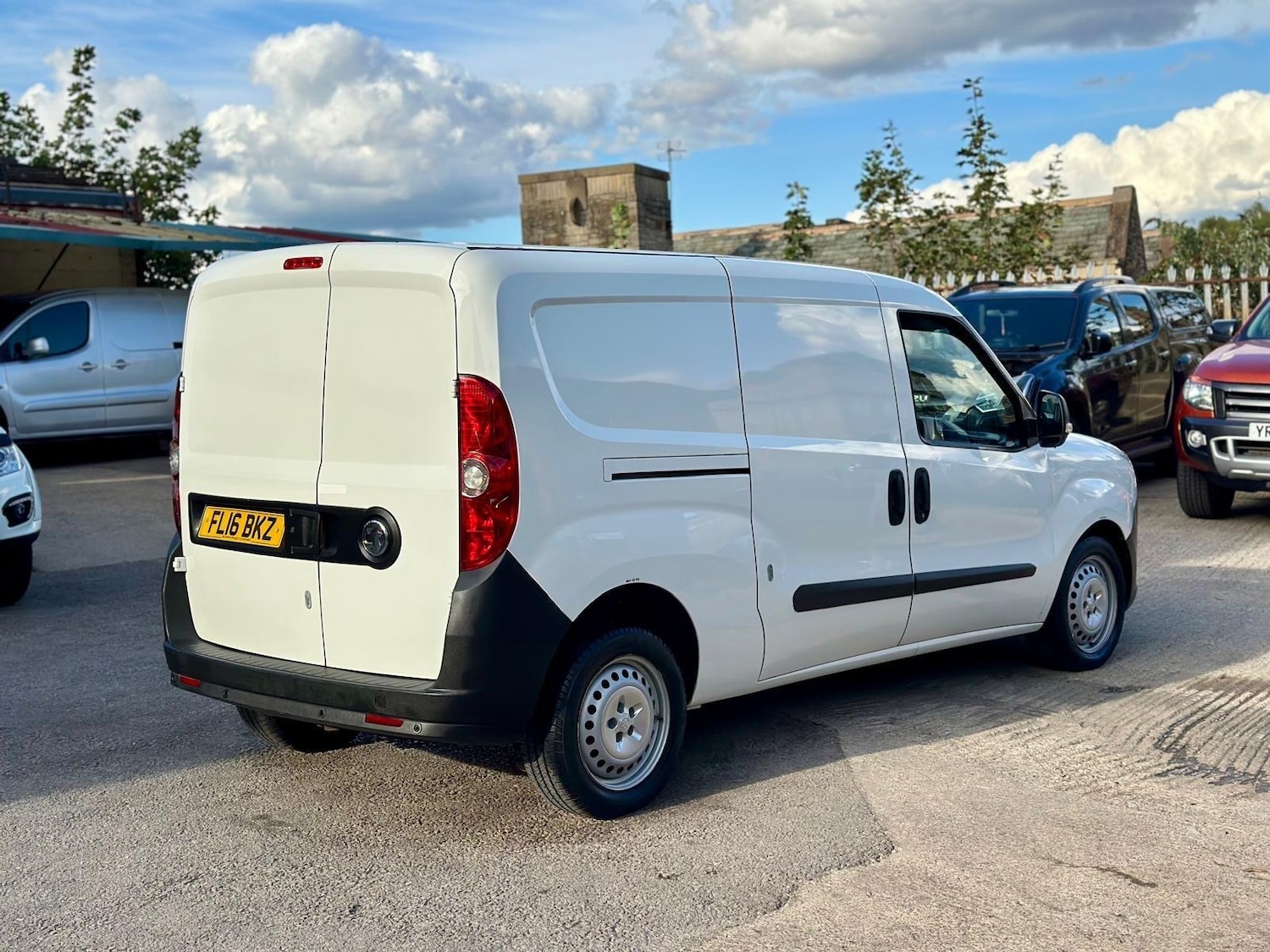 Used Vauxhall Combo 2016 for sale - 75925672: Photo 3