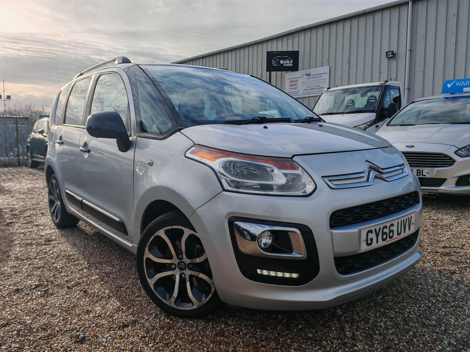 Used Citroen C3 Picasso 2016 for sale - 76832855: Photo 1