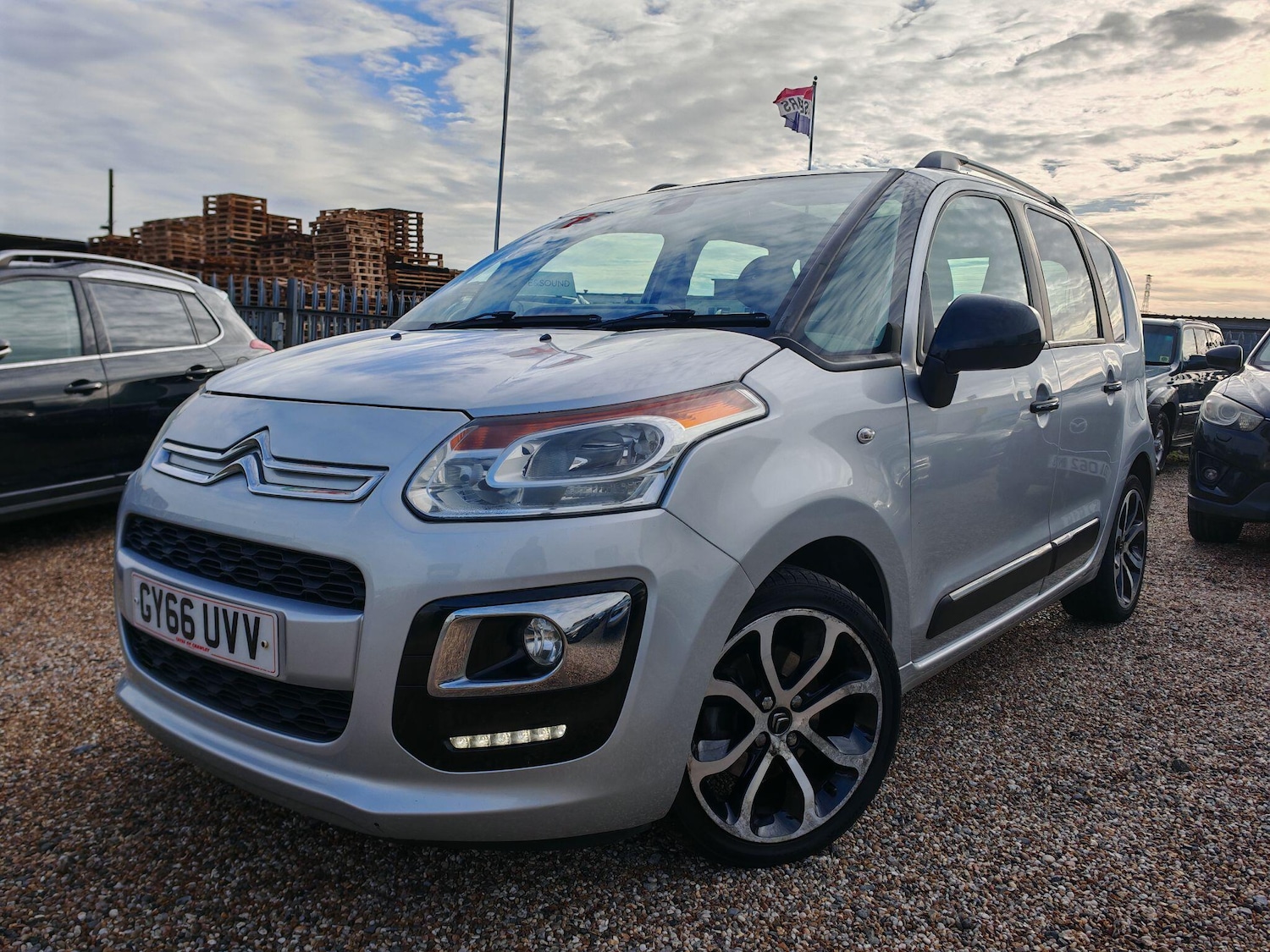 Used Citroen C3 Picasso 2016 for sale - 76832855: Photo 4