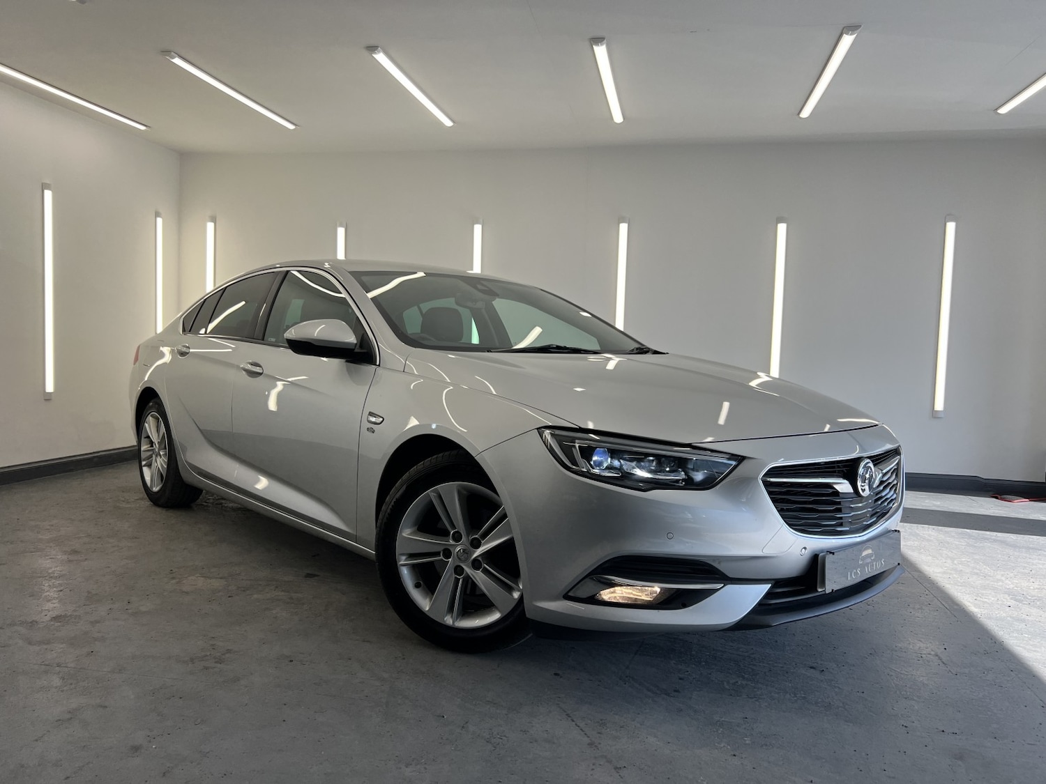 Used Vauxhall Insignia 2018 for sale - 77953981: Photo 2