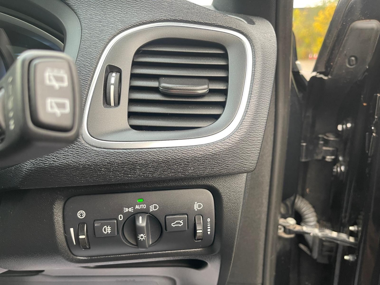 Used Volvo V40 2014 for sale - 76593414: Photo 32