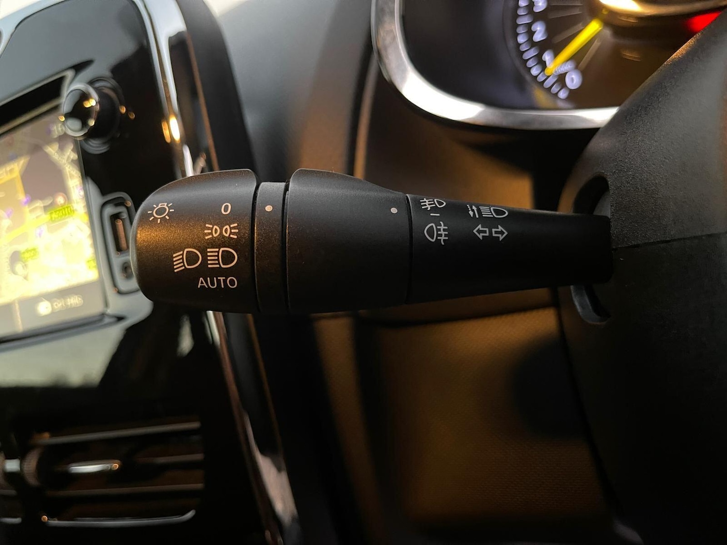 Used Renault Clio 2013 for sale - 76593395: Photo 50