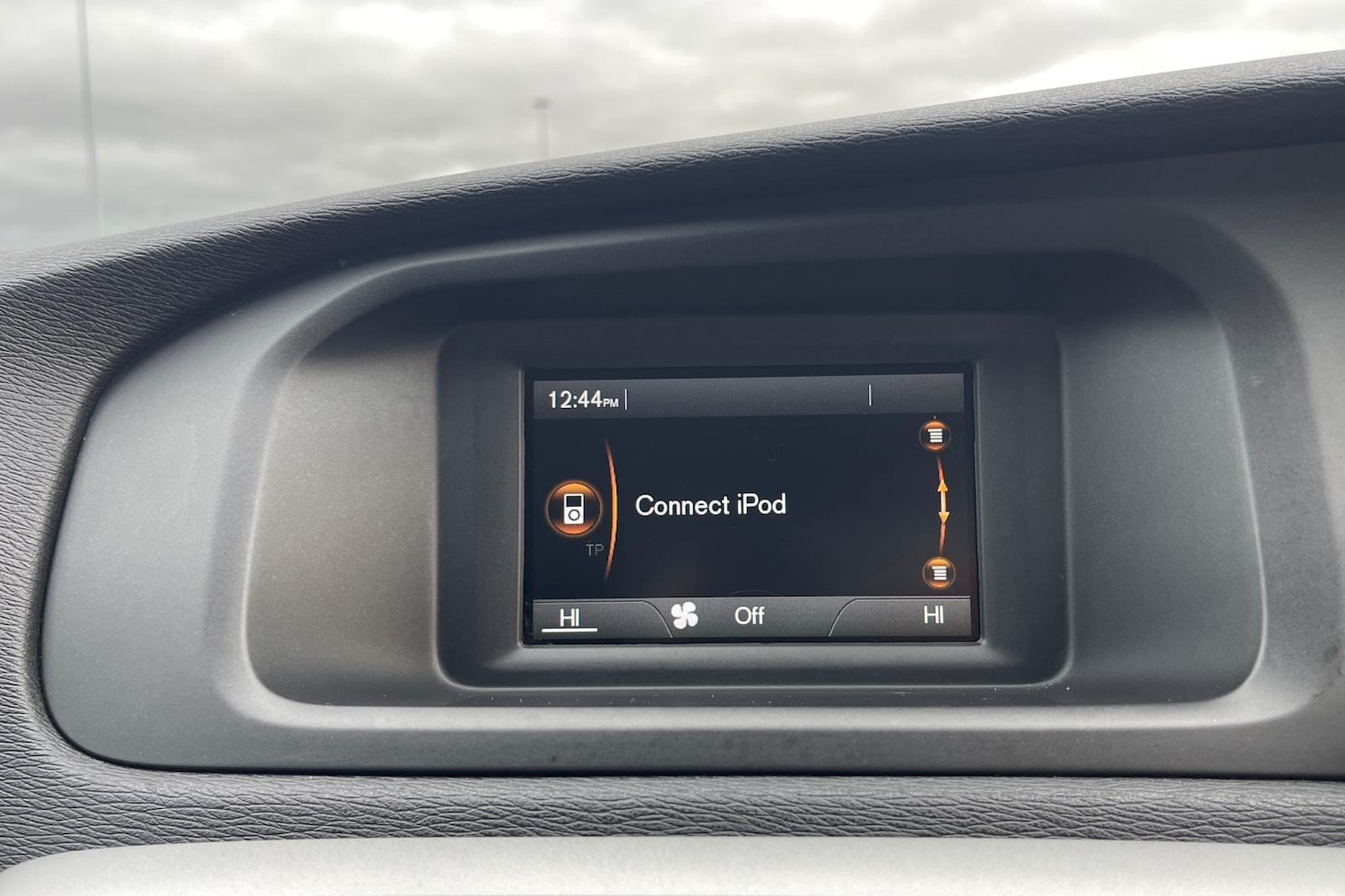 Used Volvo V40 2016 for sale - 76682694: Photo 30