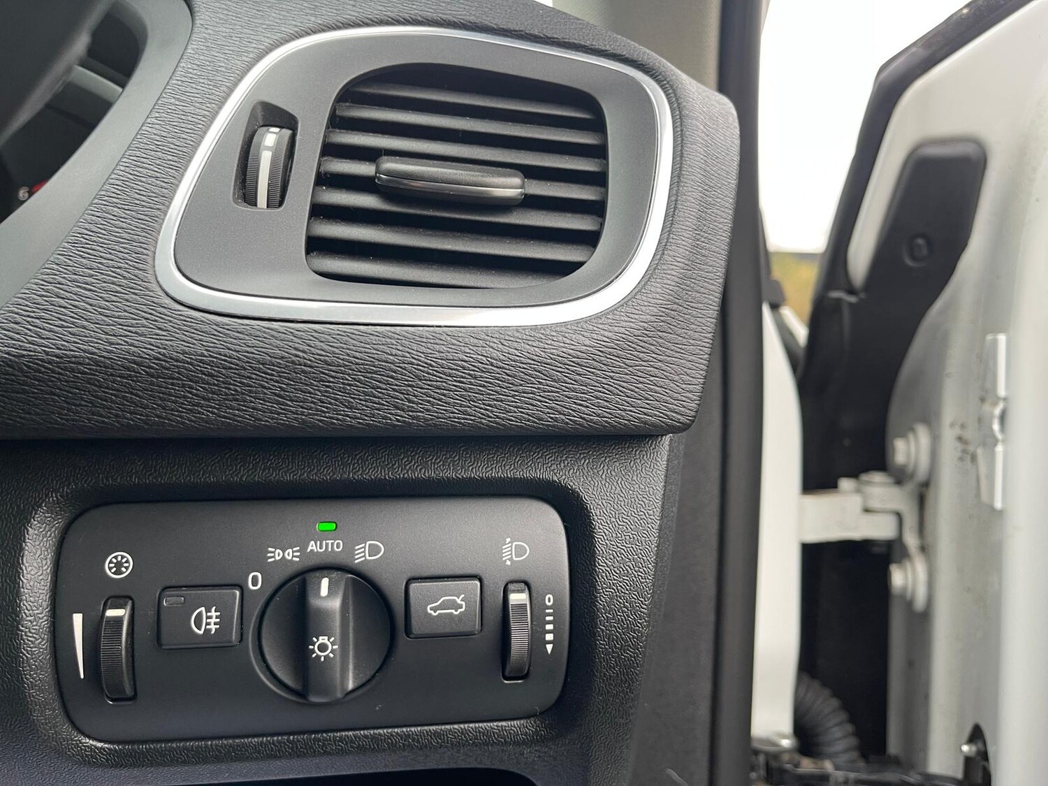 Used Volvo V40 2016 for sale - 76682694: Photo 32