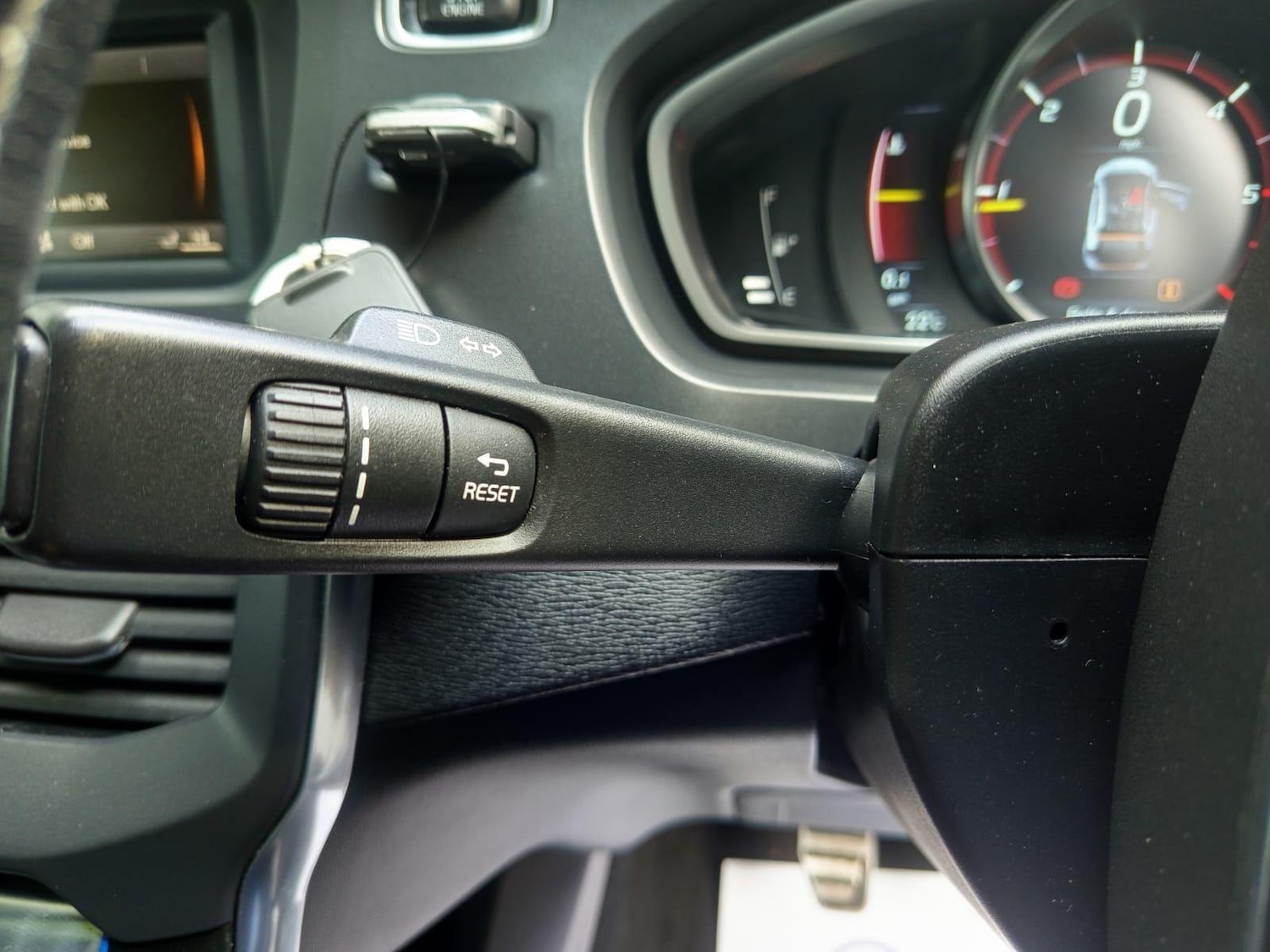 Used Volvo V40 2015 for sale - 76579863: Photo 40