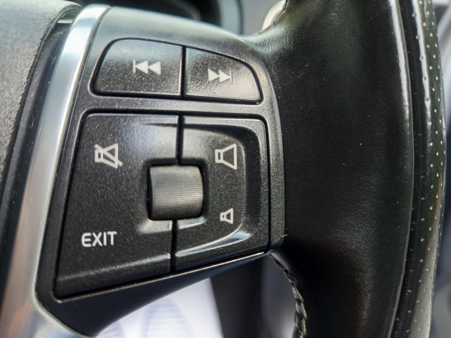 Used Volvo V40 2015 for sale - 76579863: Photo 43