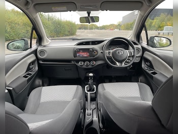 Used Toyota Yaris 2015 for sale - 76290062: Photo 2