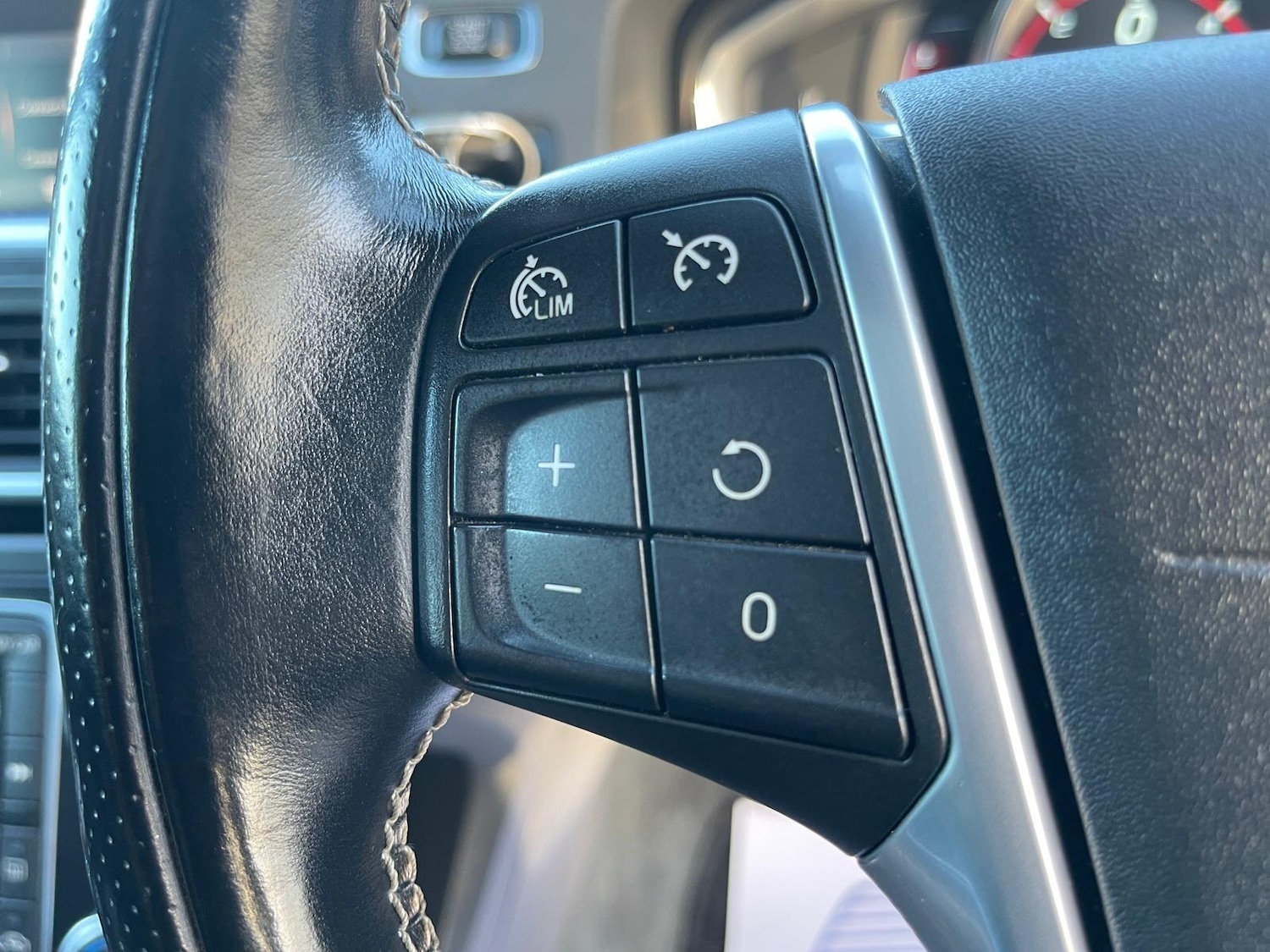 Used Volvo V60 2015 for sale - 76623148: Photo 30